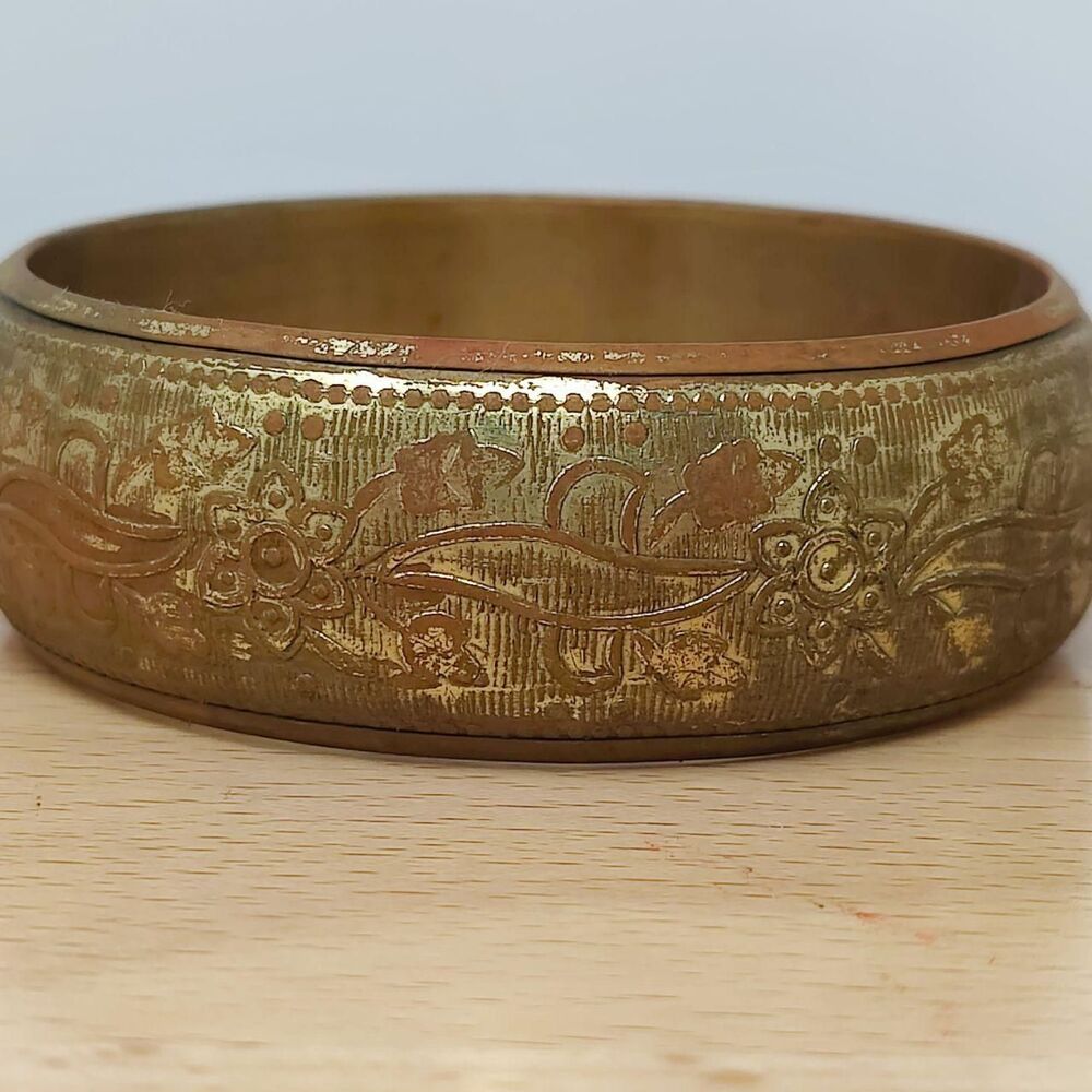 Vintage 1970s Lightweight Etched Brass Bangle – Textured Floral & Vine Bohemian